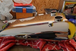 Motocyklová nádrž po chromu