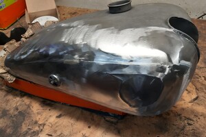 Nádrž NSU po opravě před mědí