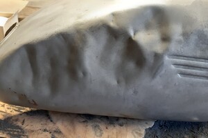 Poškozená nádrž Jawa Pérák před renovací