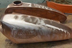 Poškozená nádrž Jawa speciál po opravě 2