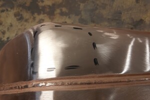 Poškozená nádrž Jawa speciál po opravě 3