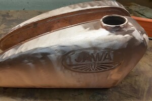 Poškozená nádrž Jawa speciál po opravě