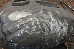 Poškozená nádrž na Jawa 500 OHC před renovací